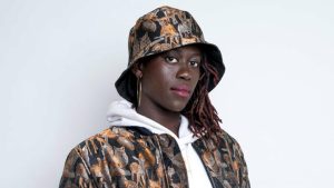 En sol majeur - Aby Gaye présente un maillot bleu inspiré du Sénégal