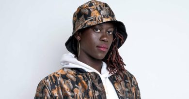 En sol majeur - Aby Gaye présente un maillot bleu inspiré du Sénégal