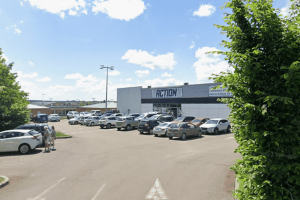 Incendie dans un magasin Action : deux pompiers volontaires éteignent rapidement le feu.