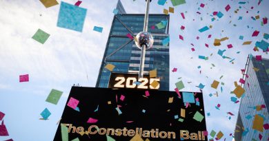 Times Square à New York présente sa sphère lumineuse pour le Nouvel An 2024