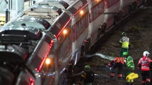 Une attaque à l'arme blanche dans un train en Angleterre suscite l'incrédulité à Halloween