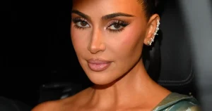 Kim Kardashian parle de son attention en interview, mais l'attention se porte sur ses seins