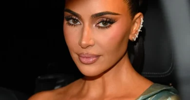 Kim Kardashian parle de son attention en interview, mais l'attention se porte sur ses seins