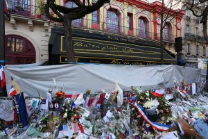 Le 14 décembre 2015 devant le théâtre du Bataclan à Paris, un des lieux des attentats du 13 novembre 2015, ayant coûté la vie à 130 personnes - Crédits : wellesenterprises / iStock