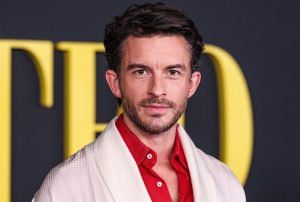 Jonathan Bailey nommé « homme le plus sexy » de l’année 2025 : ses doutes révélés.