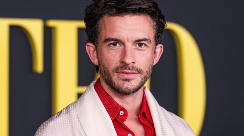 Jonathan Bailey nommé « homme le plus sexy » de l’année 2025 : ses doutes révélés.