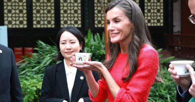 Letizia d’Espagne adopte un look rouge sophistiqué pour les fêtes de fin d'année.