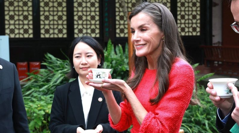 Letizia d’Espagne adopte un look rouge sophistiqué pour les fêtes de fin d'année.