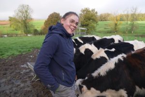 À 19 ans, elle relance l'exploitation laitière familiale par passion pour les animaux.
