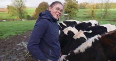 À 19 ans, elle relance l'exploitation laitière familiale par passion pour les animaux.