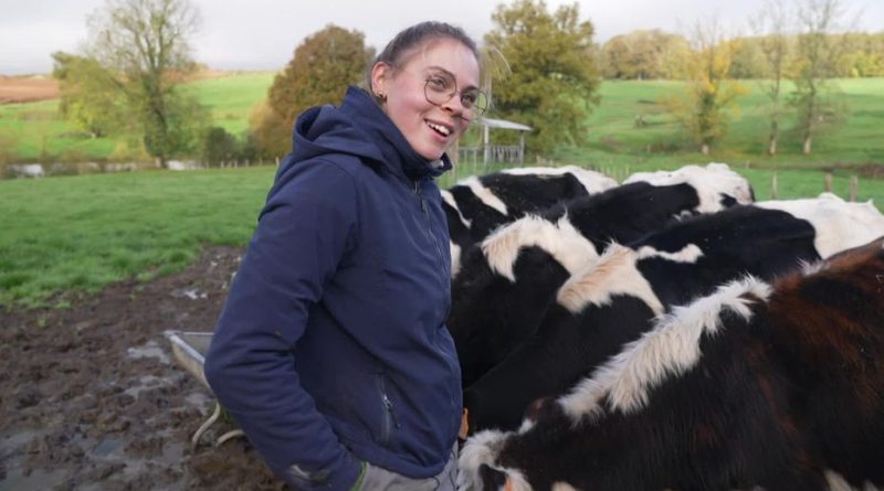 À 19 ans, elle relance l'exploitation laitière familiale par passion pour les animaux.