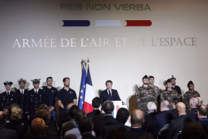 À Toulouse, Emmanuel Macron met en garde contre la « brutalisation » de la guerre dans l’espace et présente une stratégie.