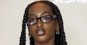 Une chanteuse de la Star Academy suscite la controverse en soutien-gorge et porte-jarretelle