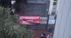 Une banderole raciste à la CAF de Toulouse : Karim reçoit trois fois plus d'aides que Nicolas