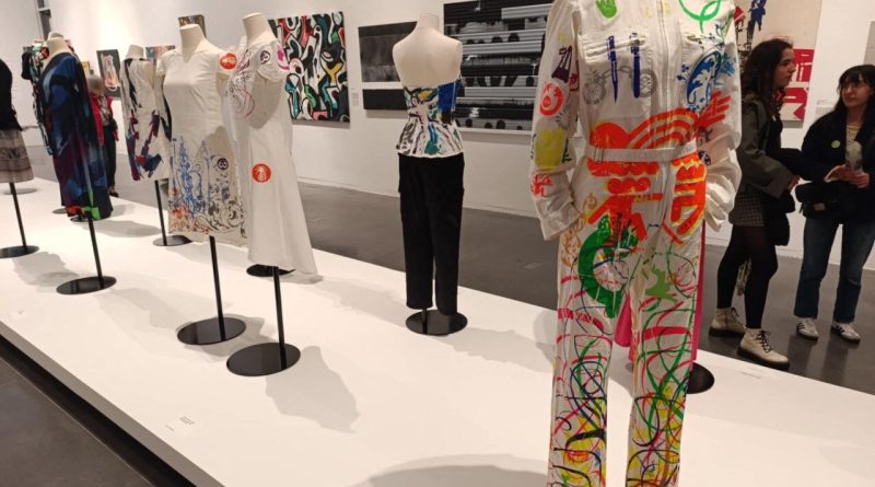 Roubaix : La styliste du graffiti expose à La Piscine, fusion du vêtement et de l'art de rue