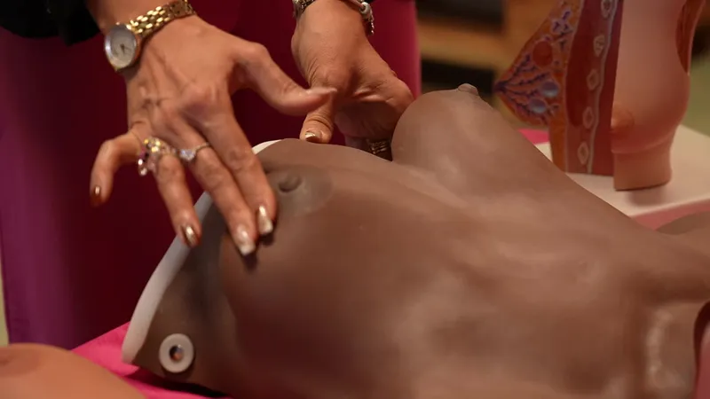 L'association Jeune et Rose préconise de réaliser une autopalpation tous les mois.