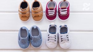 Bébés : Pourquoi il est conseillé de ne pas leur mettre de chaussures avant 1 an