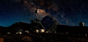 Vue de nuit du télescope LST-1 sur fond de Voie lactée