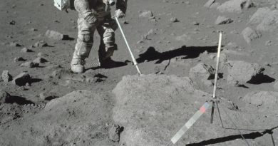 Cohésion, charge et chaos à la surface de la Lune