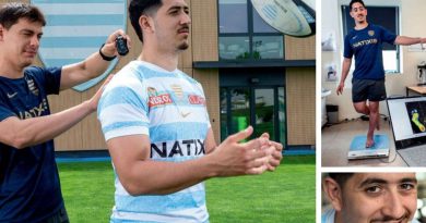 Un capteur GPS est installé par le chercheur Maxence Duffuler sur le maillot de Naël Souid