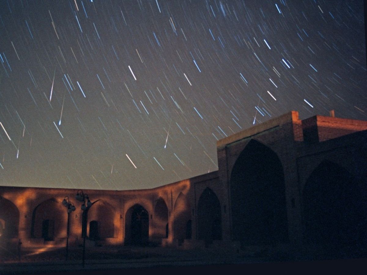 Léonides : assistez à la pluie d'étoiles filantes colorées ce mois-ci.