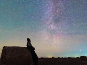Un homme contemple la Voie lactée