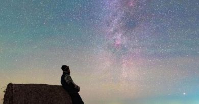 Un homme contemple la Voie lactée