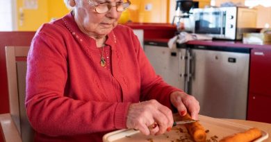 Une personne âgée épluchant des carottes