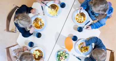 Des enfants déjeunent dans une cantine