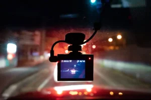 Dashcam qui filme de nuit dans une voiture
