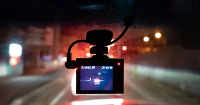 Dashcam qui filme de nuit dans une voiture