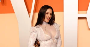 Rosalía pose topless en couverture de magazine et suscite l'admiration de ses fans