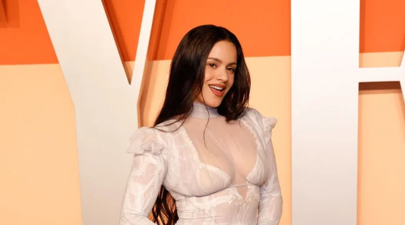 Rosalía pose topless en couverture de magazine et suscite l'admiration de ses fans