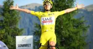 Cyclisme : Tadej Pogacar dévoile sa statue dorée lors d'un événement spécial