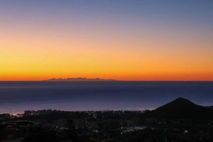 EN IMAGES. Aurores boréales et Corse visibles depuis Nice : le ciel de la Côte d'Azur s'illumine