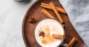 Découvrez le dirty chai latte : un mélange unique de thé épicé et d'espresso.