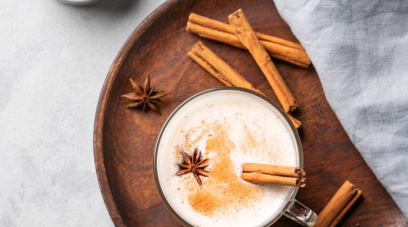 Découvrez le dirty chai latte : un mélange unique de thé épicé et d'espresso.
