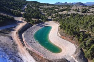 La réserve d'eau pour la neige artificielle est presque vide avant la saison de ski