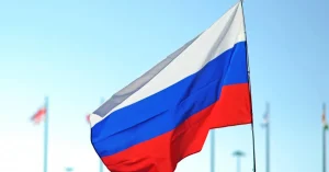 Les Russes réintroduisent leur hymne national et leur drapeau officiel