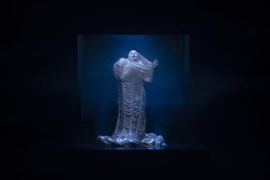 Analyse de La jeune fille suppliciée sur l’étagère : une métamorphose troublante