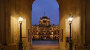 Enquête sur le cambriolage du musée du Louvre : profil des suspects et recherche des bijoux