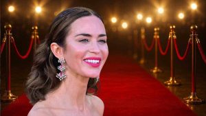 La coiffure d’Emily Blunt à la Mostra de Venise : le secret d’une coloration qui illumine le visage