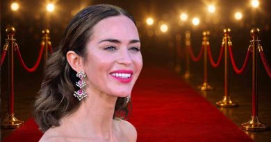 La coiffure d’Emily Blunt à la Mostra de Venise : le secret d’une coloration qui illumine le visage