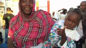 8 milliards de voisins : Stratégies pour aider les femmes migrantes à sortir de l'ombre