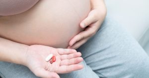 Grossesse : des compléments alimentaires réduiraient de 30 % le risque d'autisme chez l'enfant, étude