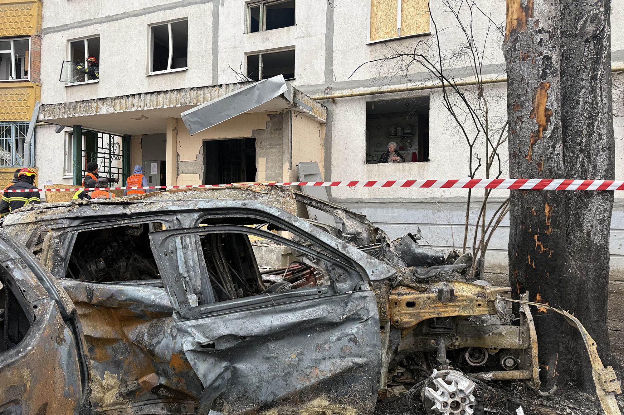 Des secouristes interviennent sur les lieux d'un immeuble résidentiel bombardé mercredi à Ternopil, dans l'ouest de l'Ukraine.