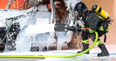 Extinction d'un incendie de véhicule par un pompier.