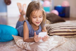 SOS Docteur : Quel âge pour offrir le premier téléphone à mon enfant ?