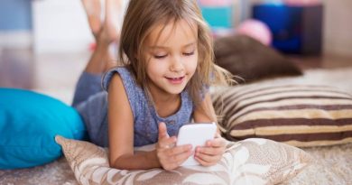SOS Docteur : Quel âge pour offrir le premier téléphone à mon enfant ?