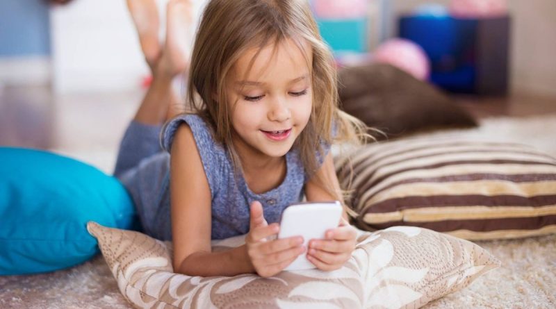 SOS Docteur : Quel âge pour offrir le premier téléphone à mon enfant ?